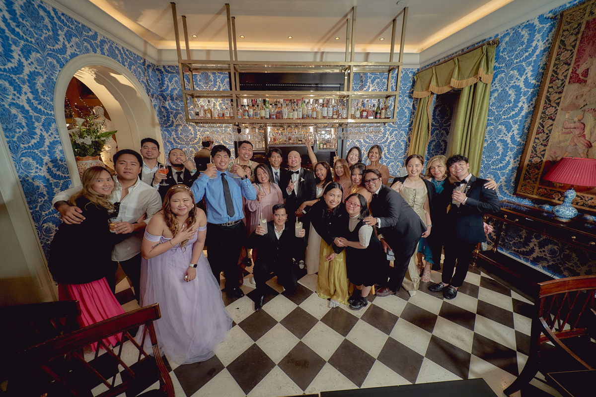Group pictures of newlyweds and wedding guests at the end of the evening in the Julep Bar at Hotel De La Ville, Rome